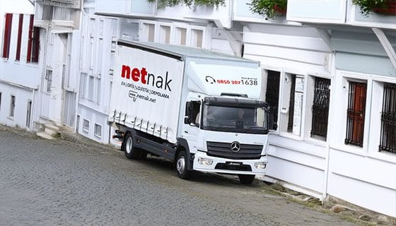 Şehirler Arası Nakliyat yapan bir netnak aracı.