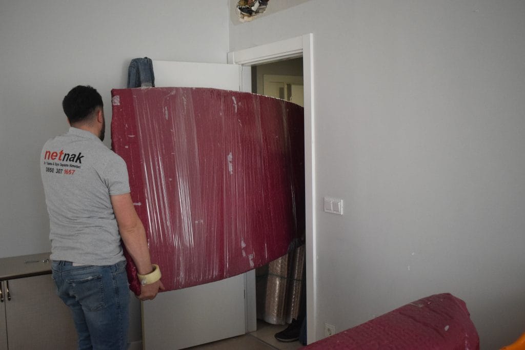 Eşya taşıyan personeller.