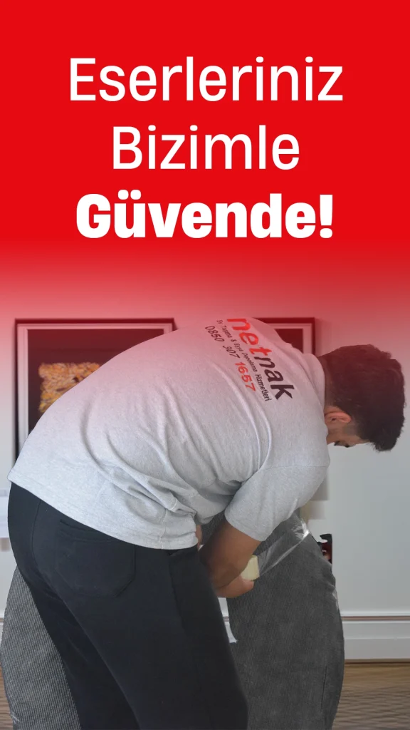 Sanat Eseri Taşımacılığı hizmeti veren bir netnak personeli.